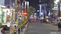 Jalur pedestrian Jalan HZ Mustofa menjadi salah satu spot favorit sekaligus pusat perdagangan barang dan jasa di Tasikmalaya