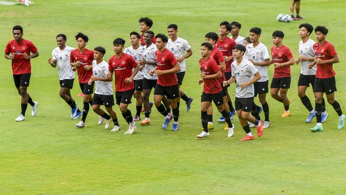 Pesepak bola Timnas U-20 Indonesia mengikuti sesi latihan di Lapangan ABC, Senayan, Jakarta, Kamis (4/1/2024). Timnas U-20 Indonesia melakukan pemusatan latihan hingga 28 Januari 2024 di Jakarta guna mempersiapkan Piala AFF U-19 2024 serta kualifikasi Piala Asia U-20 2025. ANTARA FOTO/Galih Pradipta/aww.