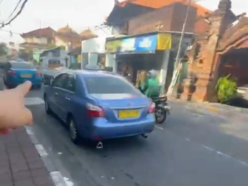 Taksi yang digunakan oleh sopir saat ribut dengan turis asing terkait tarif.