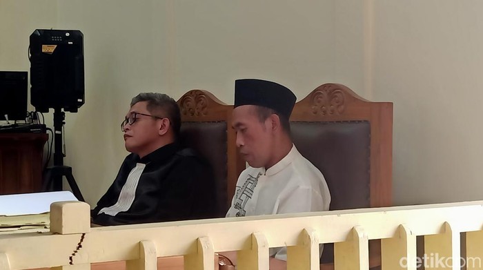 Terdakwa Mbah Slamet bersama kuasa hukumnya Ahmad Raharjo saat sidang di PN Banjarnegara.