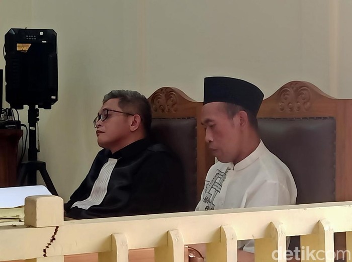 Terdakwa Mbah Slamet bersama kuasa hukumnya Ahmad Raharjo saat sidang di PN Banjarnegara.