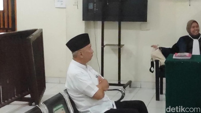 Terpidana Eddy Ganefo saat disidang di PN Palembang.