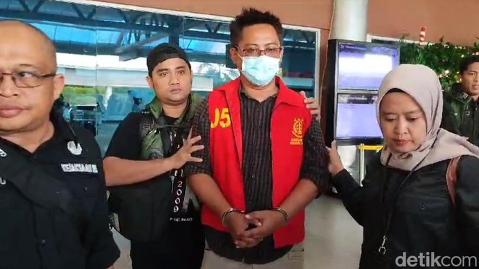 Tersangka FF digiring dari Bandara SMB 2 ke Kejati Sumsel