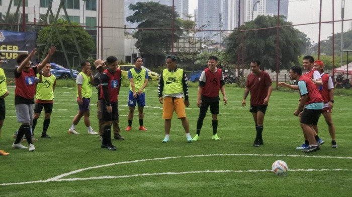 Ketua Umum PSI Kaesang Pangarep main mini soccer Samsul Cup di Kuningan, Jakarta Selatan, Kamis (4/1/2024). Kaesang sekaligus Kapten Tim Belimbing Sayur menang adu penalti.