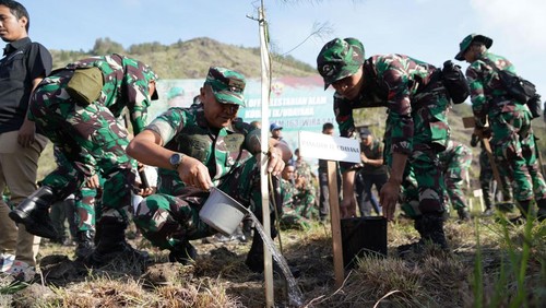 Penanaman pohon di area Pura Pasar Agung, Kecamatan Kintamani, Kabupaten Bangli sebagai kick off program Pelestarian Alam di Kodam Udayana. (Dok. Kodam Udayana)