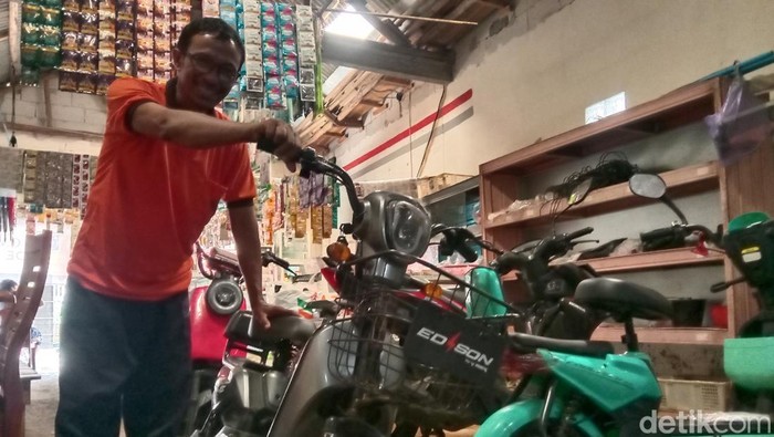 Usaha penyewaan sepeda listrik milik Sadi warga Desa Kertawinangun, Kecamatan Kandanghaur, Kabupaten Indramayu