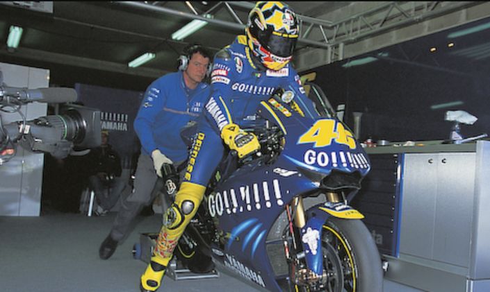 Valentino Rossi saat membela Yamaha di MotoGP 2004.