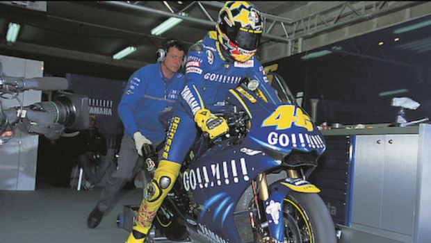 Valentino Rossi saat membela Yamaha di MotoGP 2004.