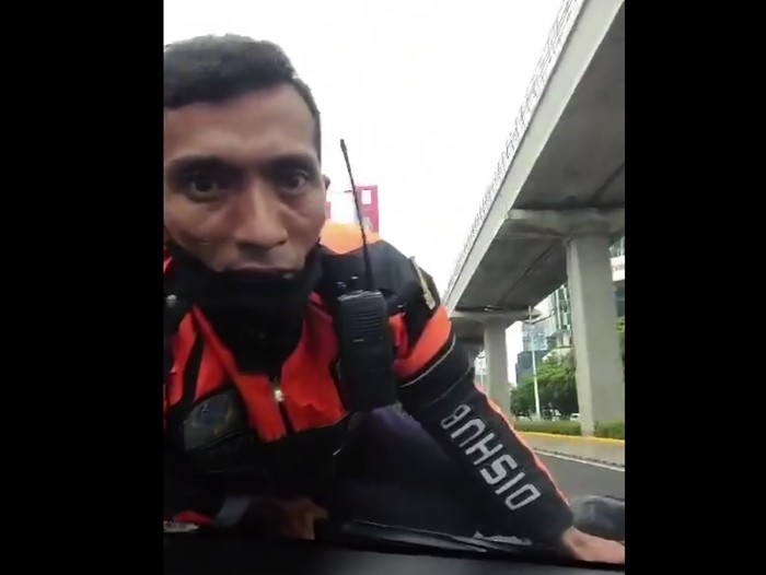 Video anggota Dinas Perhubungan (Dishub) terbawa naik kap mobil di Jakarta Selatan pada Rabu (3/1), viral di media sosial.