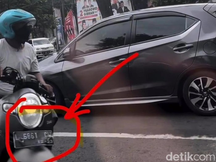 Video viral pemotor ugal-ugalan modus ketuk kaca mobil diduga meminta uang.
