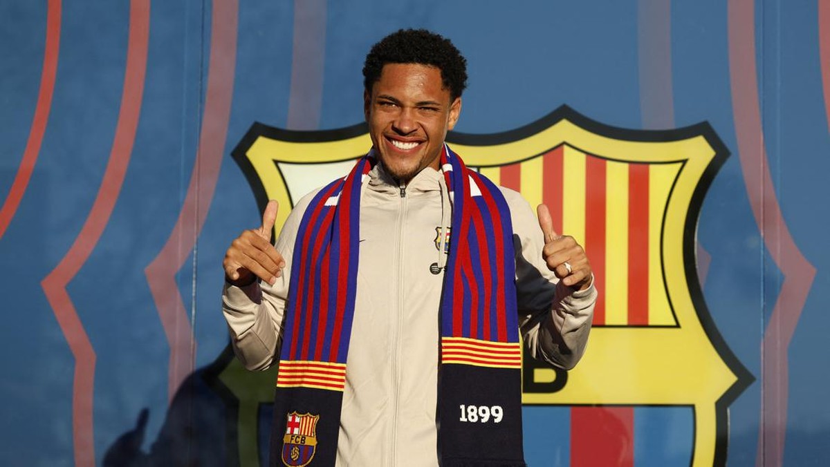 Vitor Roque akan dibantu proses adaptasi oleh pemain latin Barcelona (REUTERS/ALBERT GEA)