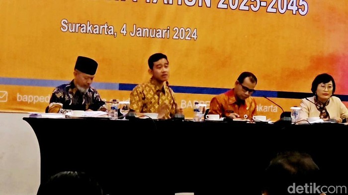 Wali Kota Solo Gibran Rakabuming Raka memberikan arahan dalam konsultasi publik untuk membuat Rencana Pembangunan Jangka Panjang Daerah (RPJPD) tahun 2025-2045, Kamis (4/1/2024).
