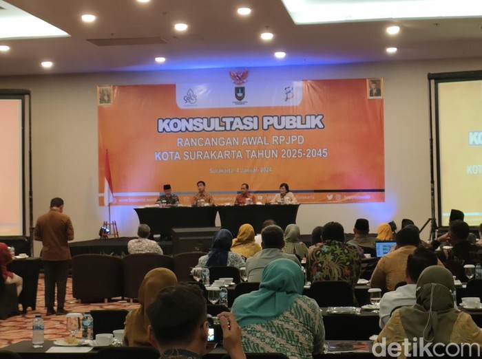 Wali Kota Solo, Gibran Rakabuming Raka, menghadiri acara Konsultasi Publik RPJPD Kota Solo Tahun 2025-2045, Kamis (4/1/2023).