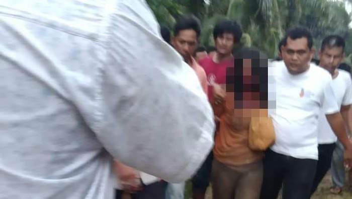 Wanita pembunuh tetangga di Madina, Sumut dihajar massa. (Istimewa)