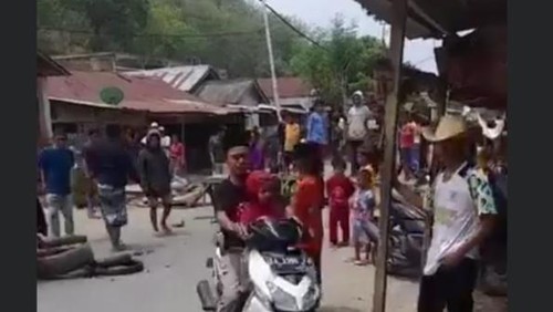Sekelompok warga yang memblokade jalan Desa Tente Kecamatan Woha Kabupaten Bima, NTB, menuntut paman perkosa ponakan ditangkap, Kamis (4/1/2024). (istimewa)