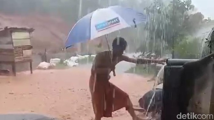 Warga di Bengkulu sedang hujan-hujanan.