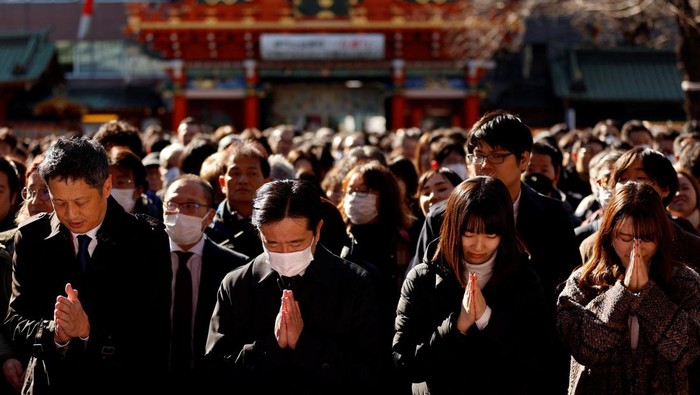 Visitors crowd as they offer prayers on the first business day of the New Year at the Kanda Myojin shrine, frequented by worshippers seeking good fortune and prosperous business, in Tokyo, Japan, January 4, 2024. REUTERS/Issei Kato
