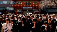 Pengunjung memanjatkan doa pada hari kerja pertama Tahun Baru di kuil Kanda Myojin di Tokyo, Jepang, Kamis (4/1/2024).  