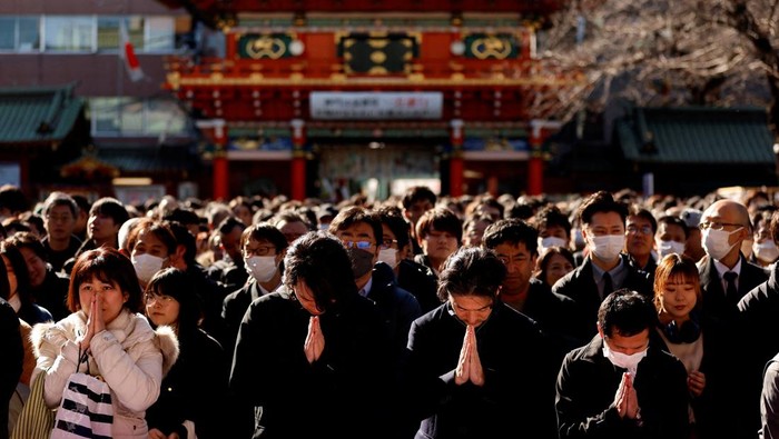 Visitors crowd as they offer prayers on the first business day of the New Year at the Kanda Myojin shrine, frequented by worshippers seeking good fortune and prosperous business, in Tokyo, Japan, January 4, 2024. REUTERS/Issei Kato