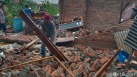 Warga turut bergotong royong membersihkan puing-puing bangunan rumah yang ambruk. (Foto: Sudedi Rasmadi/detikJabar)