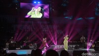 Penampilan 3 Pemuda Berbahaya ft Veni Nur membuka panggung acara Resolusi yang digelar di Tenis Indoor Senayan GBK, Jakarta, Jumat (5/1/2024). 