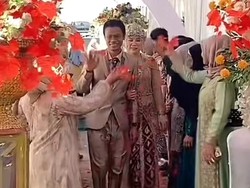 Viral Kirab Pengantin Gagal Romantis Malah Bikin Ngakak Gara-gara Konfeti
