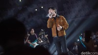 Lagu pertama yang dibawakan adalah Di Bawah Langit Yang Sama, Semakin, Aku Percaya Kamu,  Merindukanmu, Esok Kan Bahagia, Diam Tanpa Kata, Cinta Ini Membunuhku. Dan persembahan lagu terakhir dari D’MASIV adalah Jangan Menyerah.