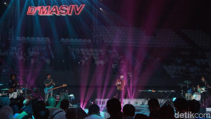 Group Band D’Masiv tampil di acara Resolusi Indonesia di Tenis Indoor Senayan GBK, Jakarta, Jumat (5/1/2024).
