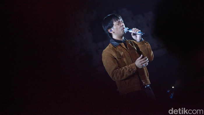 Aksi Panggung DβMasiv di Resolusi Indonesia Group Band DβMasiv tampil di acara Resolusi Indonesia di Tenis Indoor Senayan GBK, Jakarta, Jumat (5/1/2024).