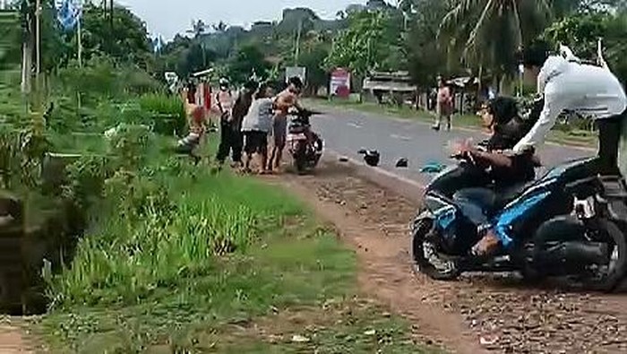 Aksi pelaku pencurian motor ditangkap warga.