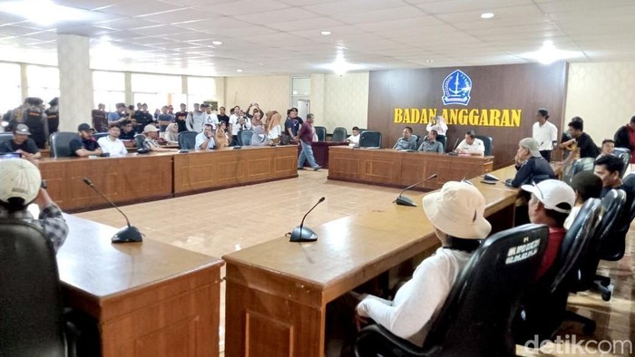 Aliansi Kontraktor Bone (ALB) datangi DPRD Bone menuntut utang Pemkab Bone Rp 65 miliar.
