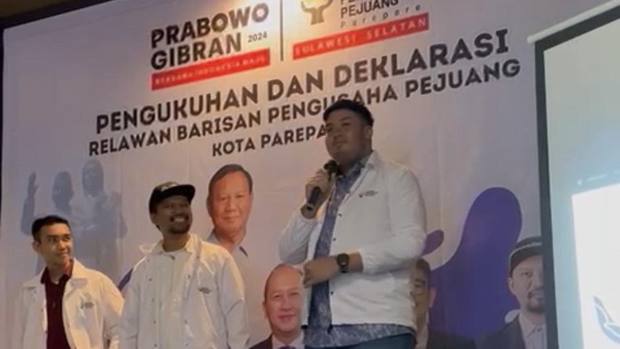 Anak Bupati Pinrang Andi Ichsan Irwan (kanan) pimpin relawan Barisan Pengusaha Pejuang untuk Prabowo-Gibran.