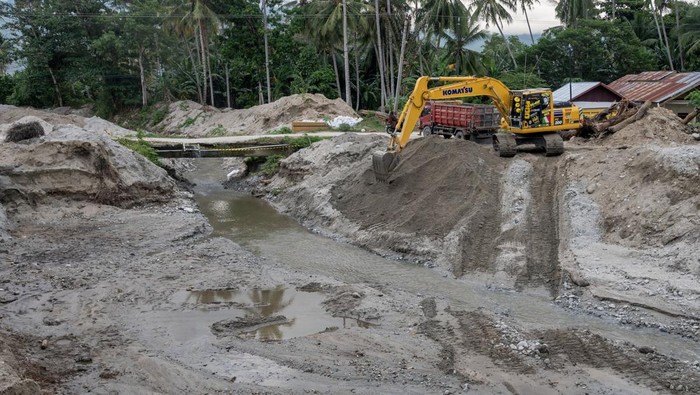 Antisipasi banjir bandang di Sigi Pengendara sepeda motor melintas jembatan di atas saluran pengendali banjir bandang yang dalam proses penyelesaian di Desa Rogo, Sigi Sulawesi Tengah, Jumat (5/1/2024). Pelaksana proyek mempercepat penyelesaian pekerjaan saluran pengendali banjir bandang tersebut sebagai antisipasi menyusul intensitas hujan yang cukup tinggi di wilayah yang kerap dilanda banjir bandang itu. ANTARA FOTO/Basri Marzuki/Spt.
