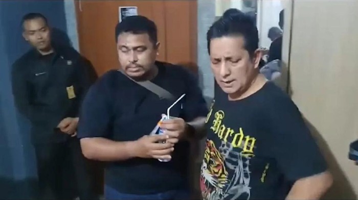 Artis Ibra Azhari kembali ditangkap Satnarkoba Polres Metro Jakbar terkait kasus narkoba. Sejumlah barang bukti disita saat polisi menangkap Ibra Azhari. (dok Polres Jakbar)