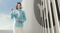 Seperti video keselamatan penerbangan lainnya, si pramugari virtual bernama Rina itu menjelaskan aneka peraturan penerbangan seperti penanganan bagasi, kebijakan larangan merokok, dan pembatasan barang di dalam pesawat.