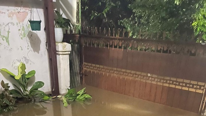 Banjir di Jalan Bakti Jaya, Setu, Tangerang Selatan (Tangsel)