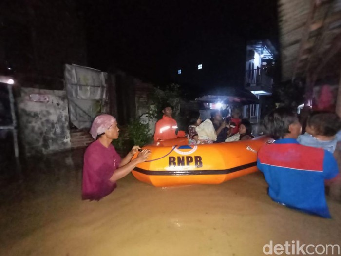 Banjir melanda tiga desa di wilayah Kecamatan Ketanggungan, Kabupaten Brebes, akibat meluapnya Sungai Babakan, Jumat (5/1/2024) dini hari.
