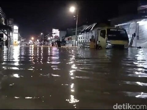 Banjir melanda tiga desa di wilayah Kecamatan Ketanggungan, Kabupaten Brebes, akibat meluapnya Sungai Babakan, Jumat (5/1/2024) dini hari.