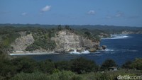 Pada area Jam Matahari ini lah, pengunjung akan disuguhkan panorama laut biru membentang, ombak yang menabrak tebing karang, tumpukan batu-batu karang, dan pohon-pohon rimbun di sekitarnya. Jam Matahari ini dikelilingi dengan pagar pendek dengan rerumputan hijau di sampingnya. Pengunjung juga bisa melihat menara kincir angin dan menara mercusuar Pantai Baron dari Jam Matahari ini.