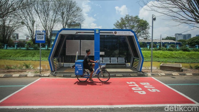 Bekasi Punya Halte Baru Dengan Fasilitas Lengkap Petugas menyelesaikan pekerjaan di depan halte Cut Meutia, Bekasi, Jumat (5/1/2024).