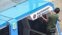Hingga kini halte tersebut masih terus dikebut, nampak petugas masih memasang papan nama halte.