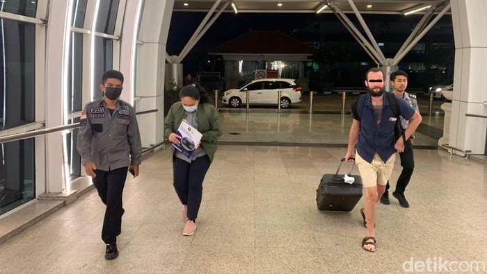 Bule asal Inggris, BAH, dideportasi oleh Imigrasi Bandara Ngurah Rai.