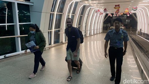 Bule asal Inggris, BAH, dideportasi oleh Imigrasi Bandara Ngurah Rai.