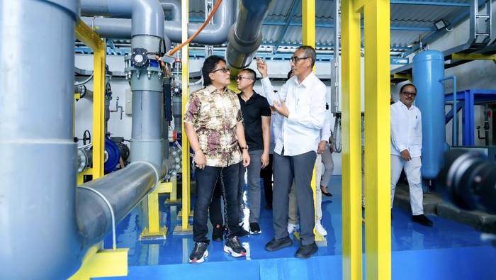Bupati Giri Prasta saat melihat kesiapan pengolahan air di IPA Estuary, Kuta, Badung, Jumat (5/1/2024). (Pemkab Badung)