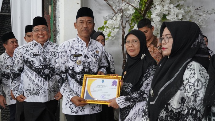 Bupati OKI M. Djafar Shodiq memberikan penghargaan kepada guru dan kepsek berprestasi di OKI.