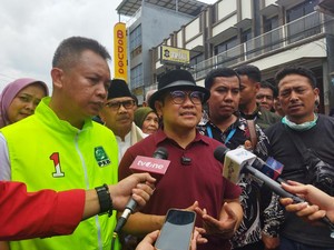 Sambangi Pasar Kulit Garut, Cak Imin Belikan Ini untuk Anies agar Tak Panas