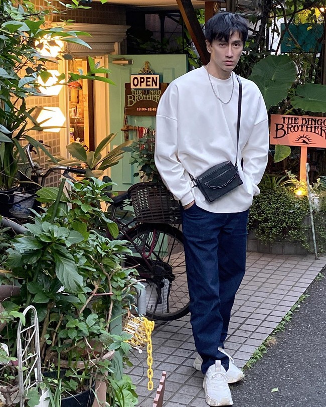 Pria yang kini menjajal dunia akting ini mengaku kulitnya sangat sensitif sehingga tidak memakai terlalu banyak produk skincare. Tan hanya memakai pembersih wajah berbentuk gel dan moisturizer. Sementara itu, Bryan  menjalani prosedur kecantikan dengan menyuntikkan lemak dari donor ke wajahnya. Suntikan lemak tersebut membuat wajahnya bengkak akibat reaksi alergi. Foto: Instagram @chuando_chuandoandfrey