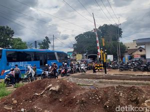 Penumpang Selamat KA Turangga vs Commuter Line Diantar Naik Bus