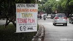 Deretan Spanduk Dukung AMIN Nempel di Pohon Jakarta Utara