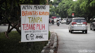 Deretan Spanduk Dukung AMIN Nempel di Pohon Jakarta Utara